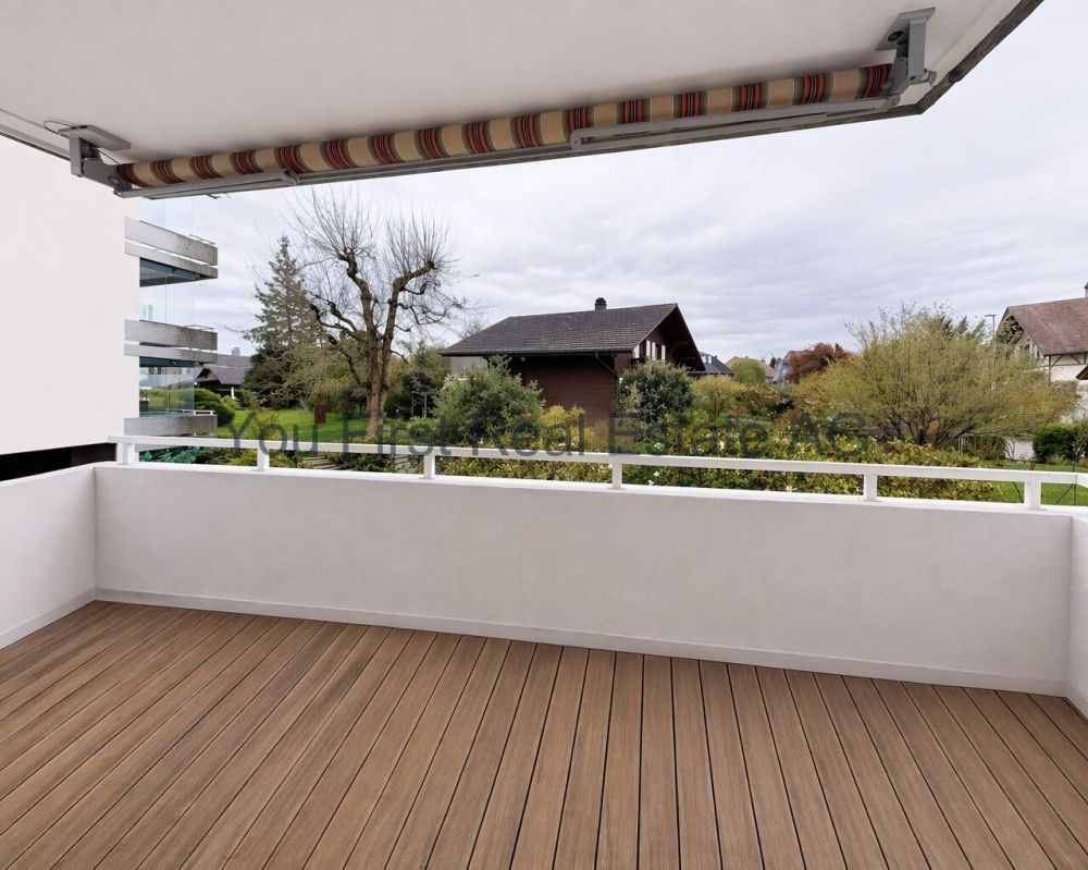 Stilvoll renovierte 3.5-Zimmerwohnung im Erstbezug mit Balkon und Gar - Balkon mit Markisenschutz und Grünblick