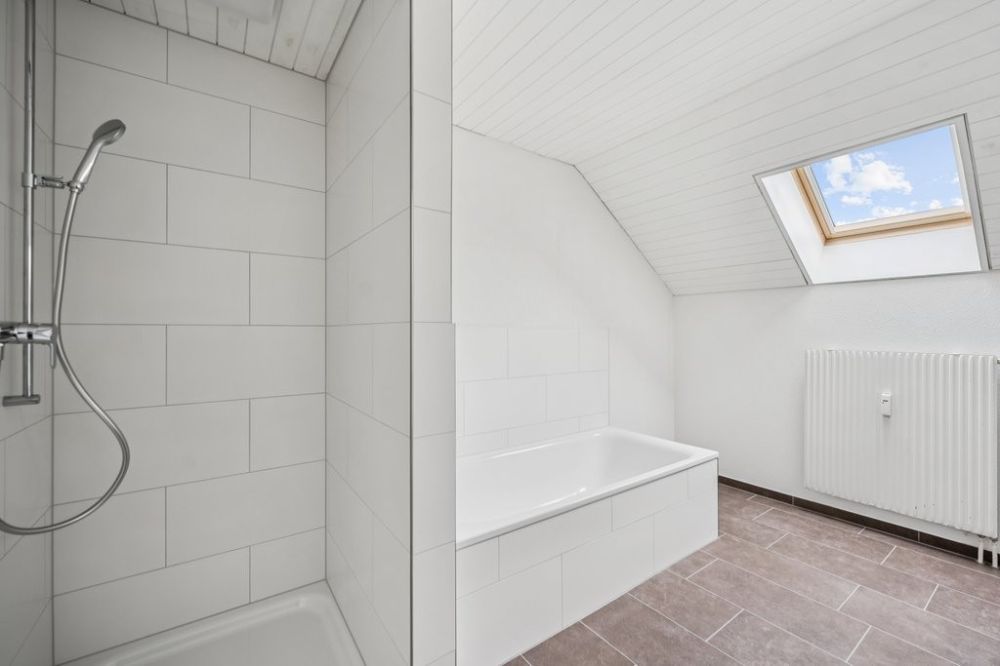 ERSTVERMIETUNG NACH SANIERUNG! - Badezimmer_HD.jpg