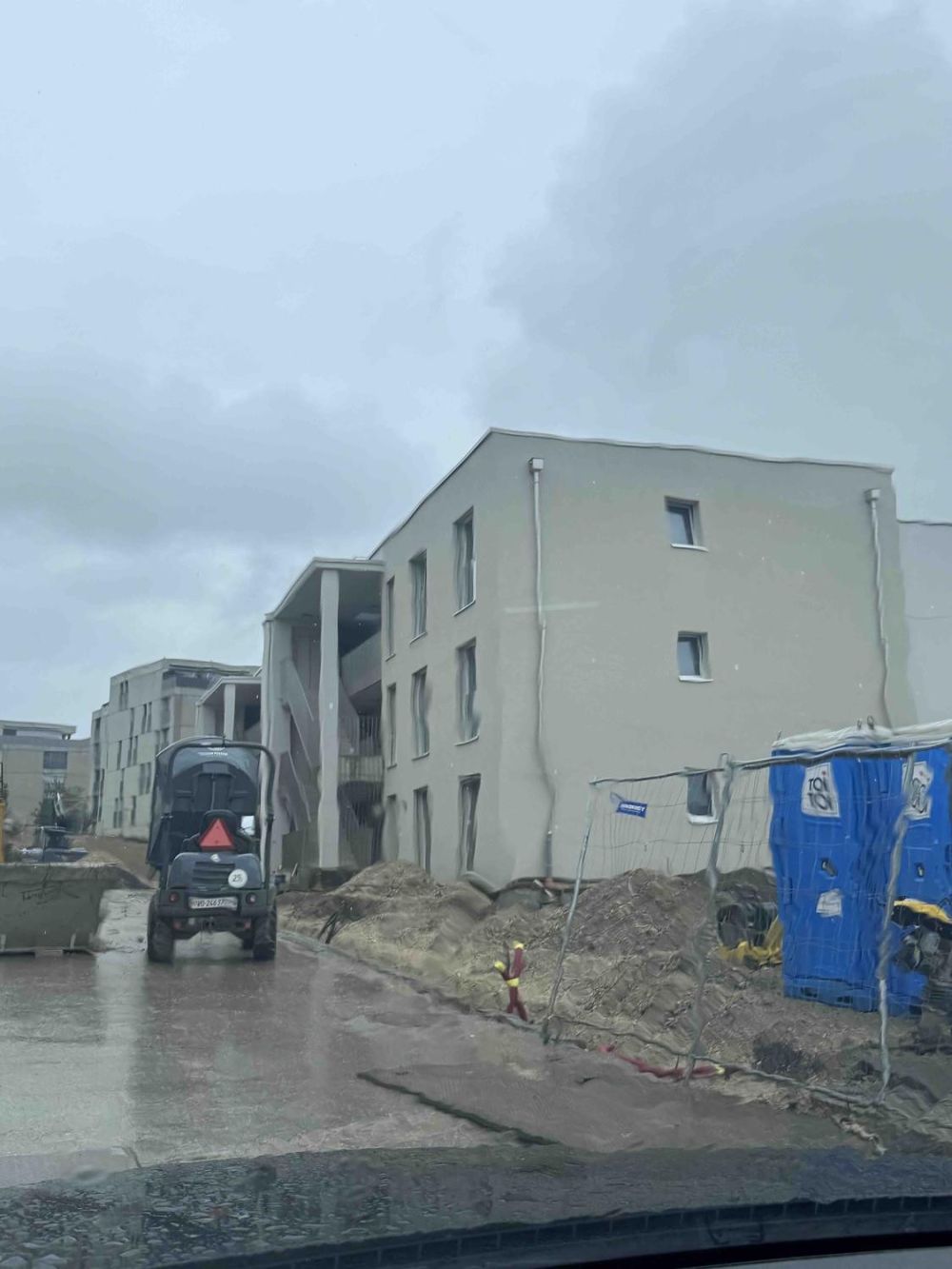 À louer Appartement neuf de 2,5 pièces avec balcon / parking intérieur - Bild 2