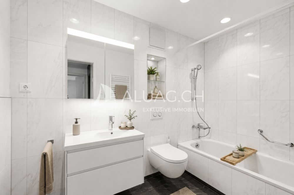 NEUBAUWOHNUNG MIT MODERNEM WOHNKONZEPT - Elegantes Badezimmer mit Badewanne und modernen Armaturen