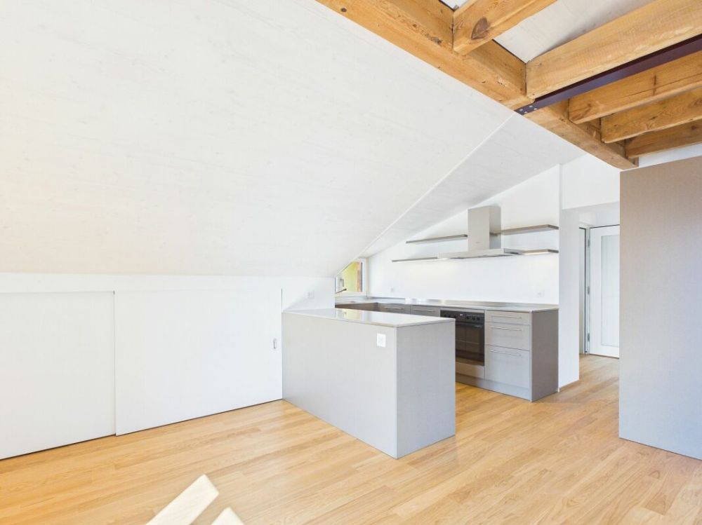 Sehr grosszügige, lichtdurchflutete, frisch renovierte Dachwohnung - Bild 3