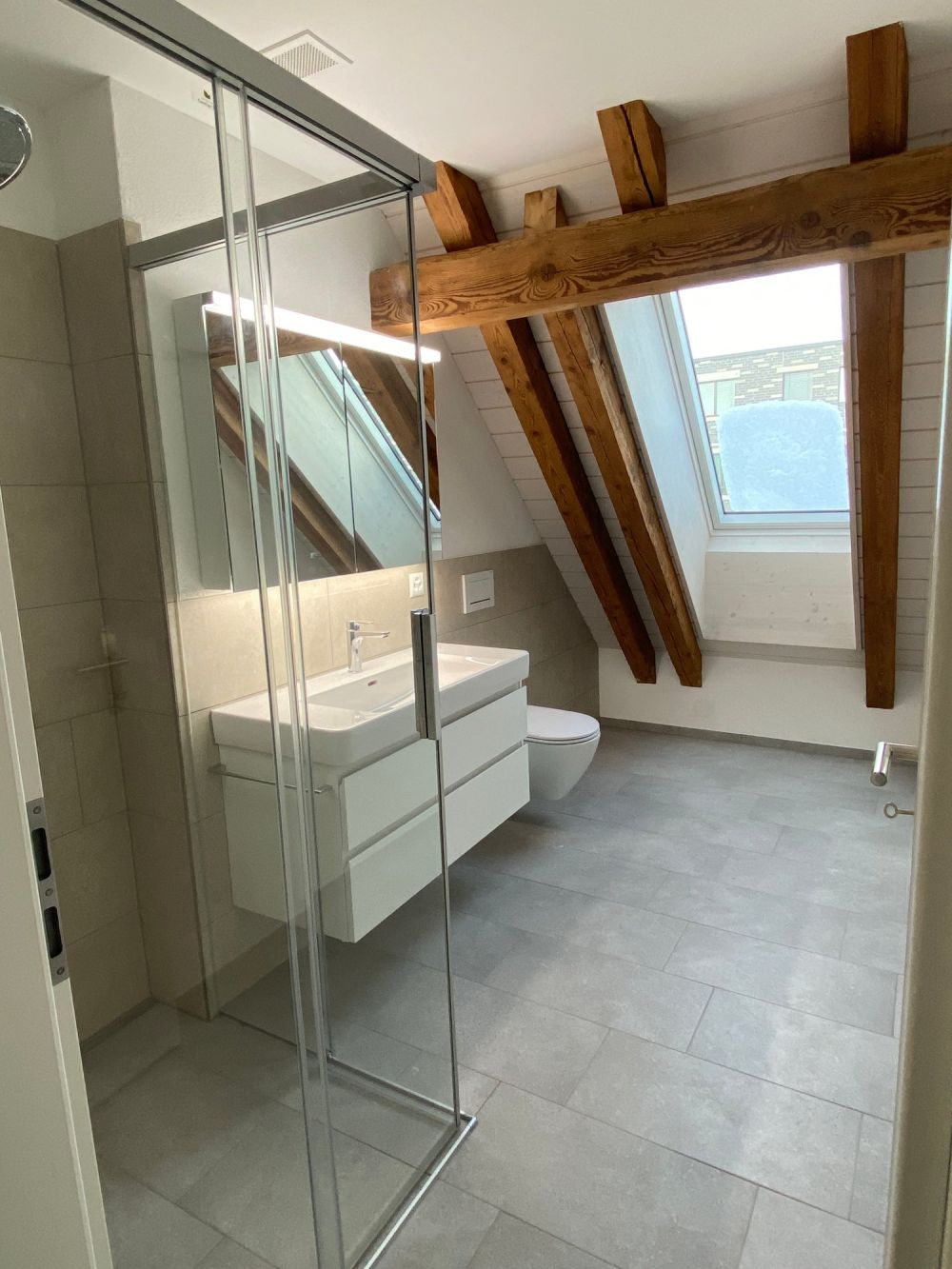 Exklusive Dachwohnung mit viel Charme - Erstvermietung - Badezimmer