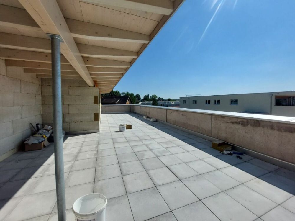 Exklusive 2.5-Zimmer-Attikawohnung mit ca. 74 m² Sonnenterrasse - Erstbezug im Neubau - Bild 6