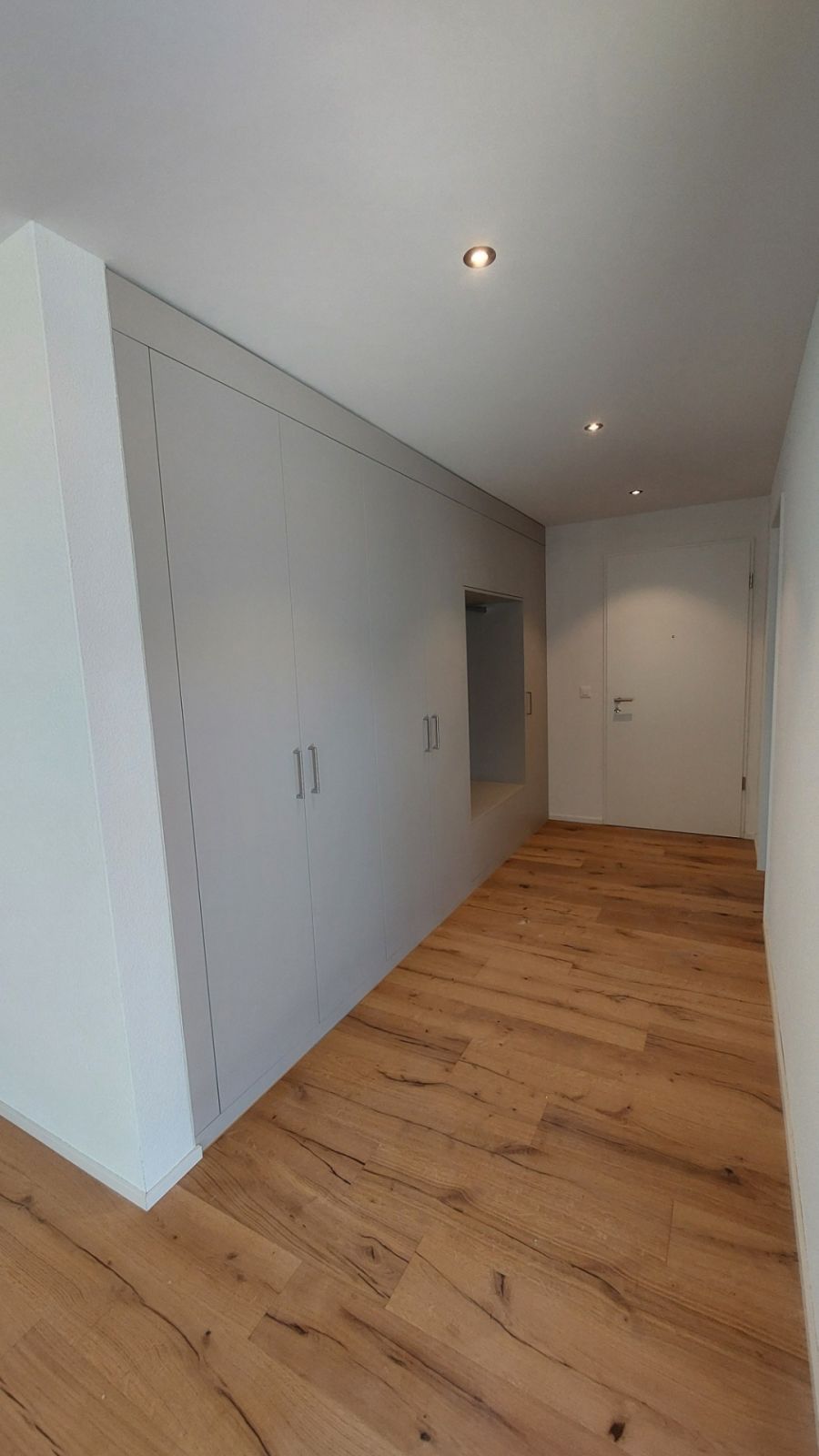 Erstbezug moderne 4.5-Zimmer-Wohnung in Bachs - Eingangsbereich mit Einbauschränken