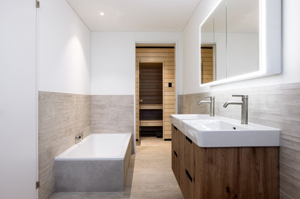 ERSTVERMIETUNG - Wohnen im Grünen mit Stadtnähe - Nasszelle mit Blick zur Sauna