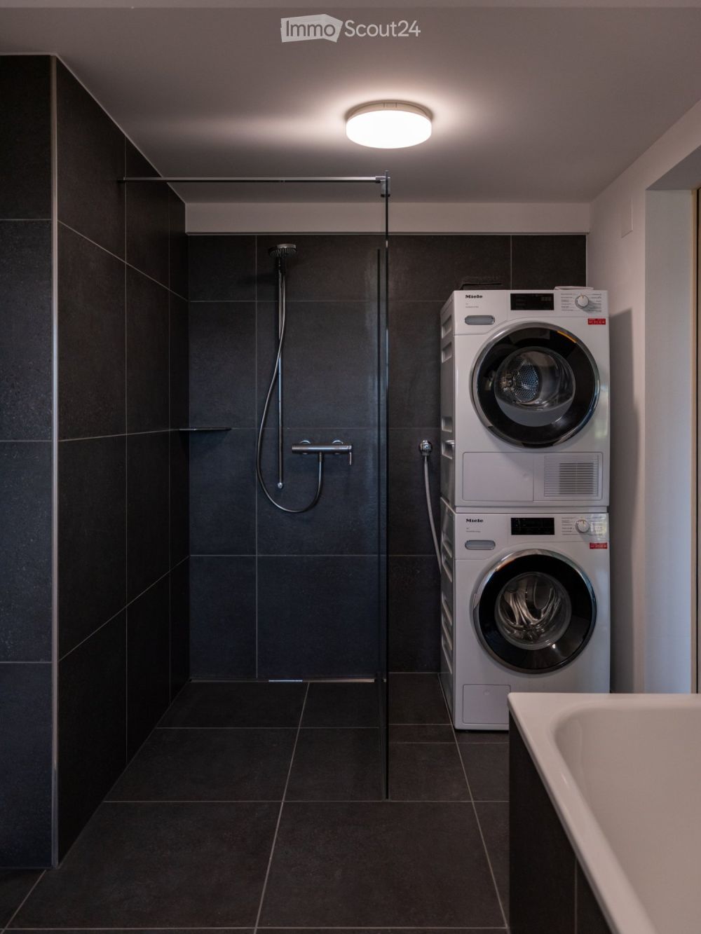 Neue moderne 2.5 Zi. Wohnung mit Charme in Bauernhaus im EG - Bild 8