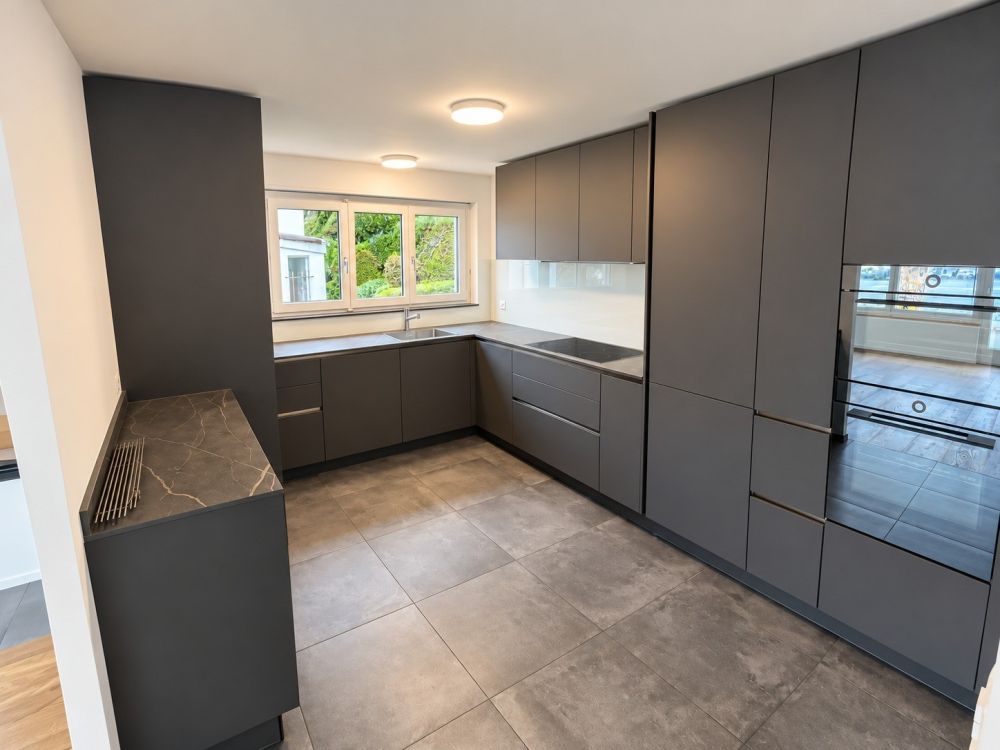 Wohnen mit Weitblick  sanierte 5-Zimmer-Wohnung mit unverbaubarer 180-Seesicht - Die gezeigten Fotos wurden mithilfe künstlicher Intelligenz (KI) bearbeitet und können daher Bild- und Darstellungsfehler aufweisen.