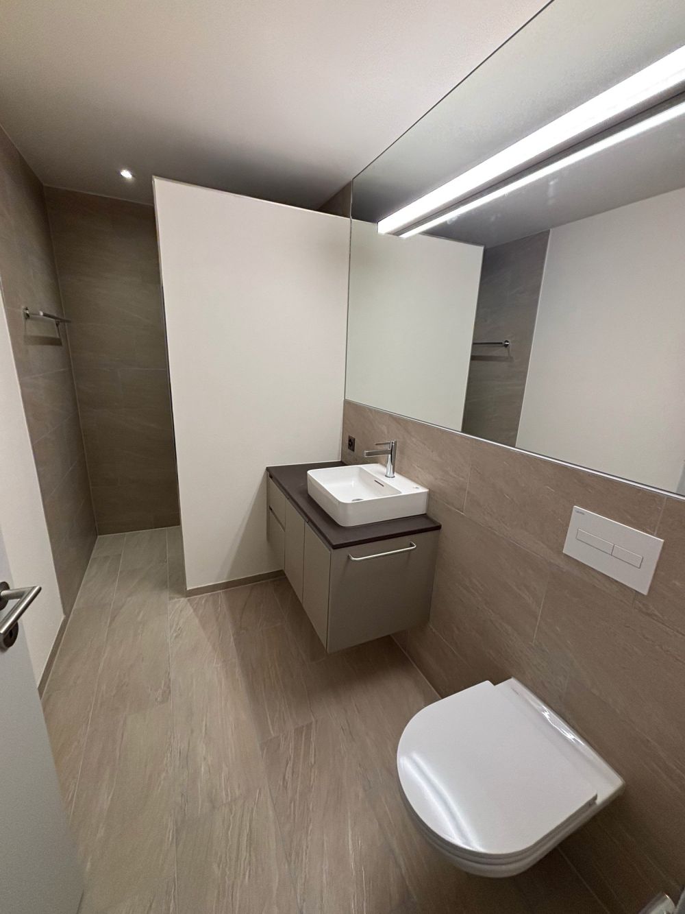 Grosszügige, neuwertige 3.5 Zimmer-Wohnung mit Garten - Bild 8