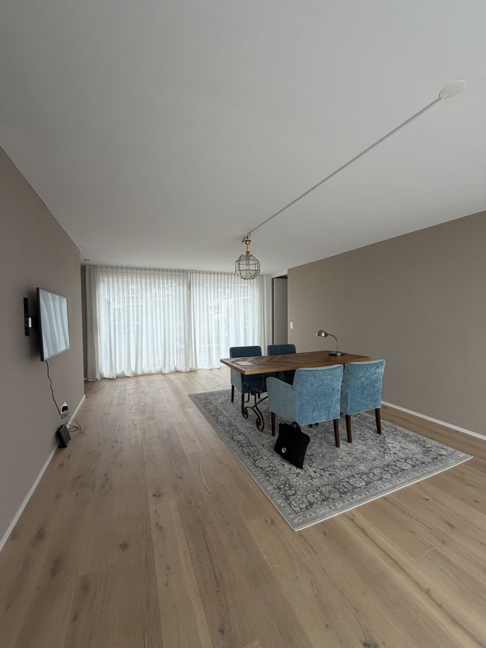 Attraktive 3½ Zimmerwohnung Attika im steuergünstigen Bäch SZ - Wohnzimmer