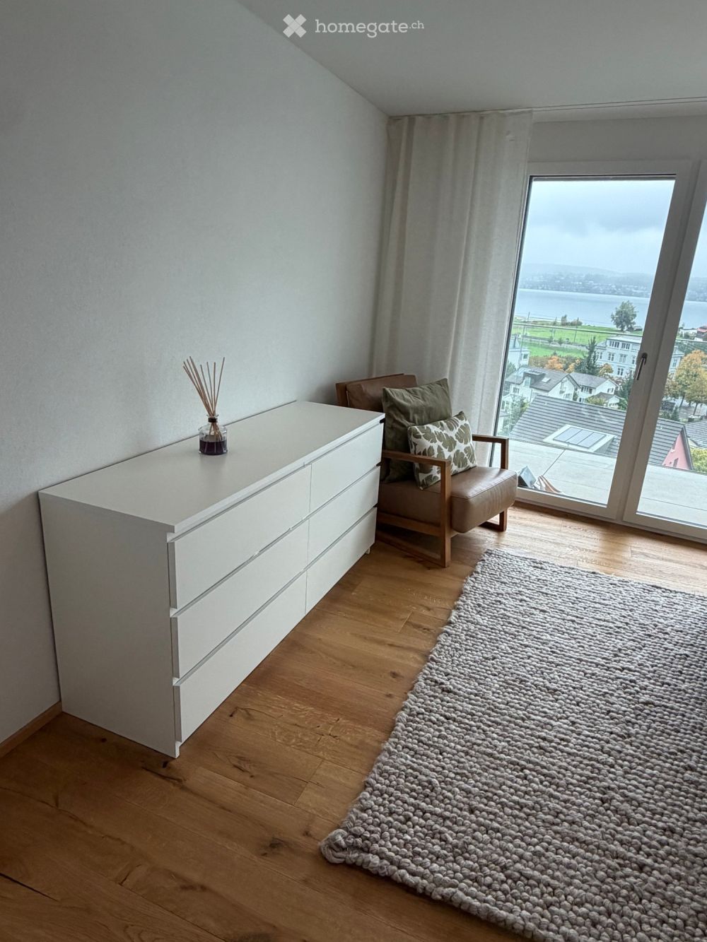 Hochwertig möblierte 3.5-Zimmer-Wohnung mit See- und Bergsicht - Bild 6
