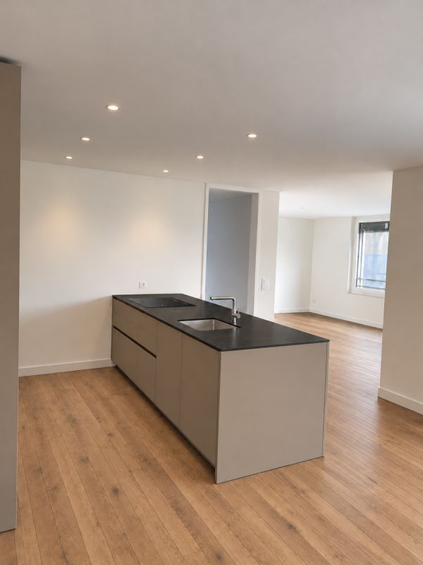 Traumhafte 3.5-Zimmer-Wohnung mit Rigiblick im Erstbezug - Blick hinweg über Kücheninsel