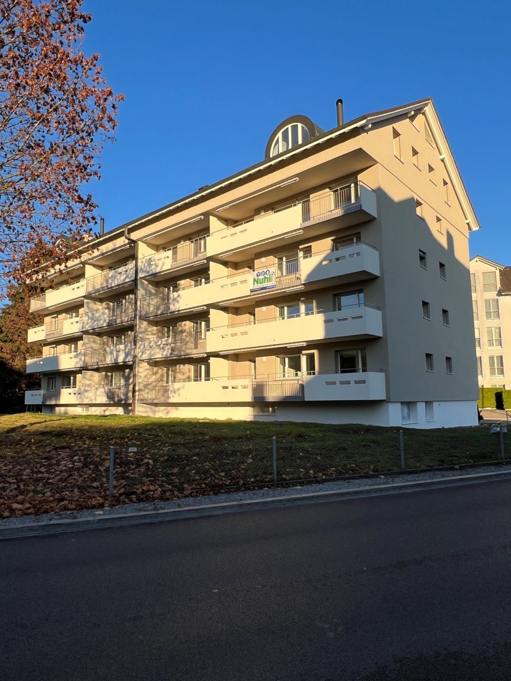 Neuwertige moderne 3.5-Zimmer-Wohnung mit eigenem Waschturm - Bild 2