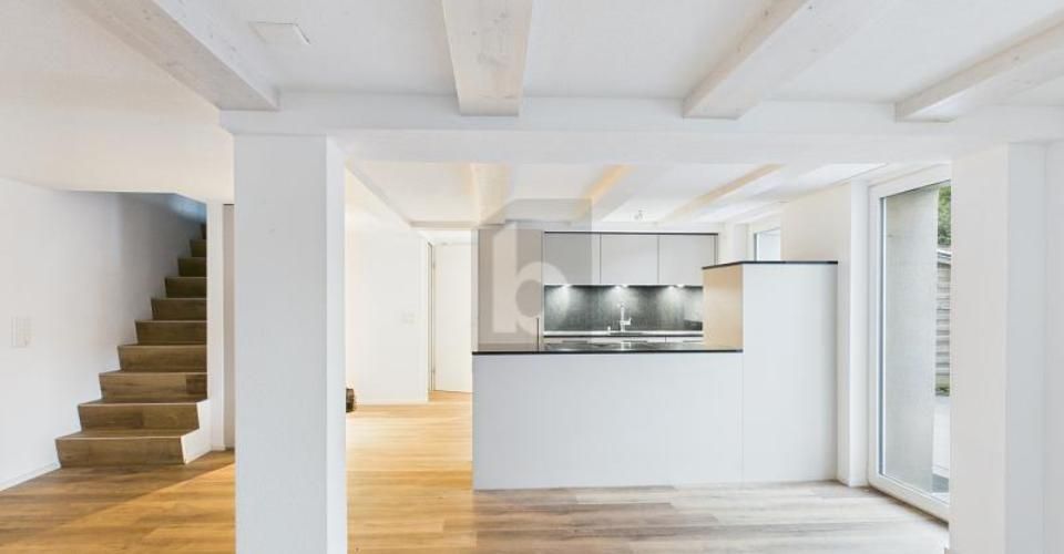 HOCHWERTIG UND KOMPLETT RENOVIERT - Maison jumelée 4.5 pièces - image - 1