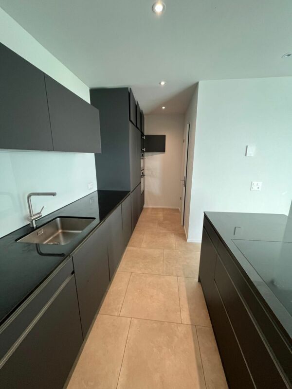 Neuwertiges Doppel-Einfamilienhaus (F1) mit 2 Nasszellen, 2 Parkplätzen, Garten und Sitzplatz - Bild 3