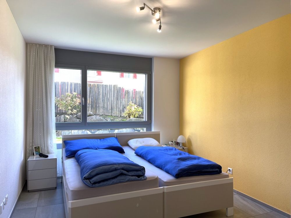 Helle 4½-Zi-Gartenwohnung mit Carport und Garten - Schlafzimmer