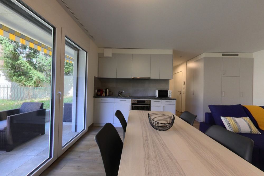 Bright 1 bedroom apartment with terrasse and parking lot, close to green spaces - Bild 1