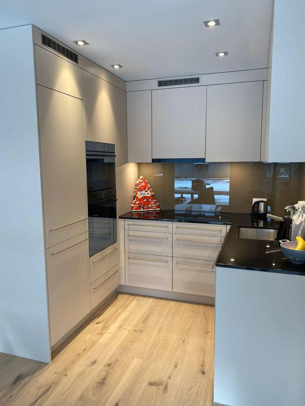 Helle und moderne 2.5 Zimmerwohnung im steuergünstigen Bäch SZ - Küche