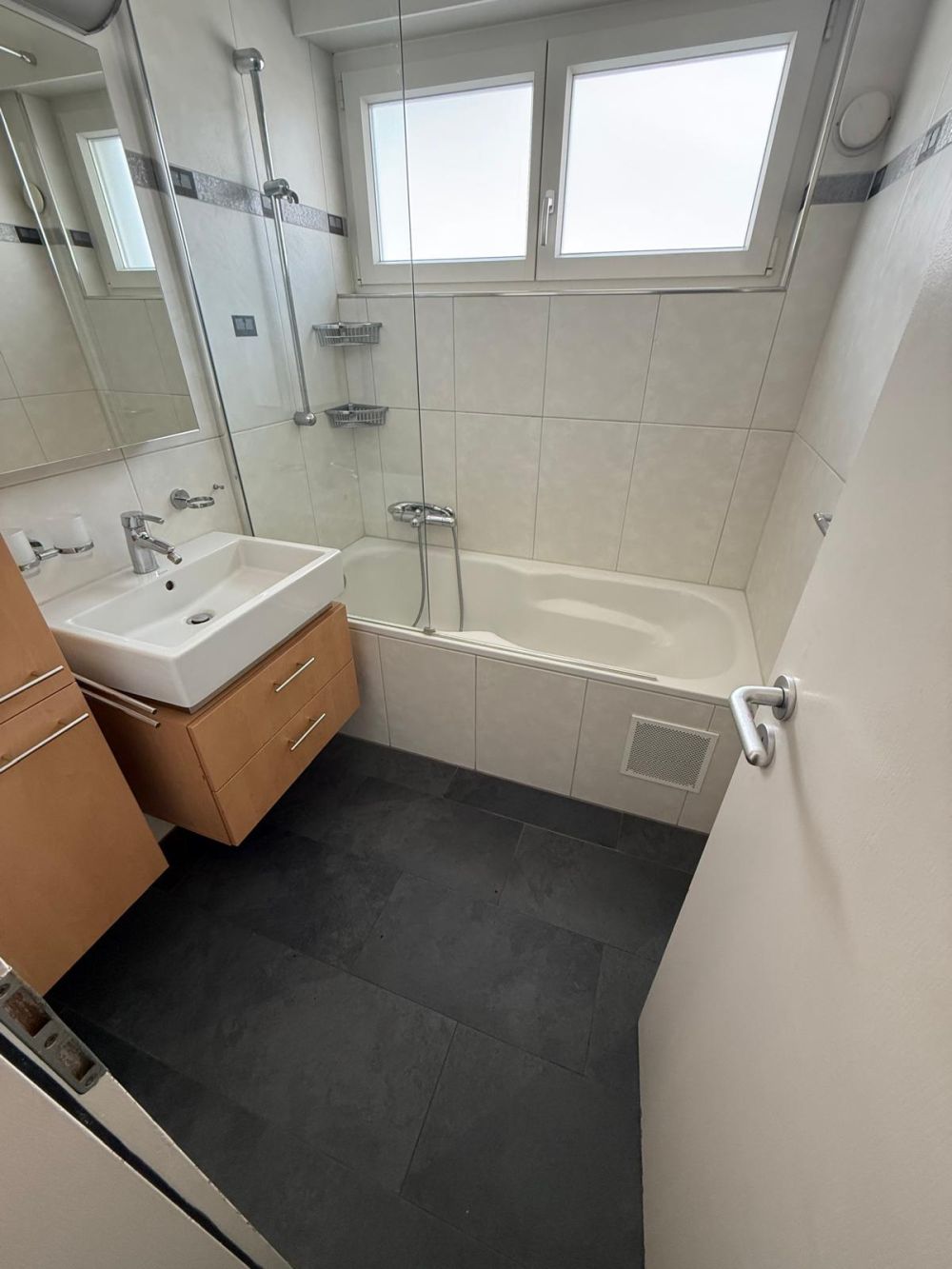 5.5-Zimmer-Wohnung (befristet) zu vermieten - Badezimmer mit Badewanne