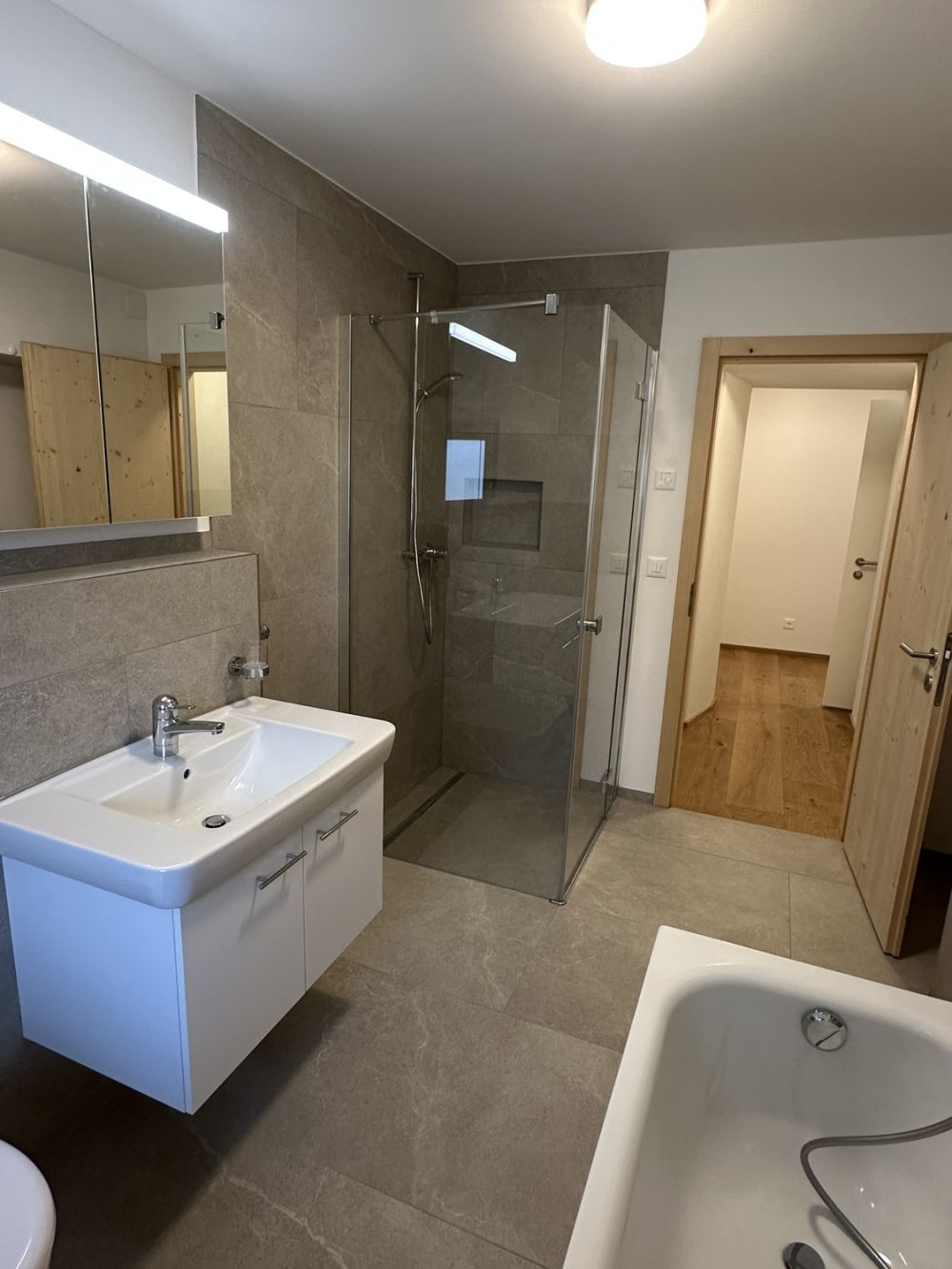 Erstbezug nach Sanierung– 4-Zimmer-Wohnung mit Wintergarten - Bild 9