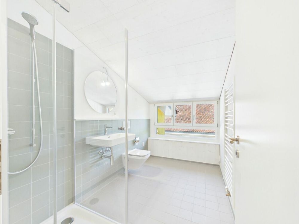 Sehr grosszügige, lichtdurchflutete, frisch renovierte Dachwohnung - Bild 8