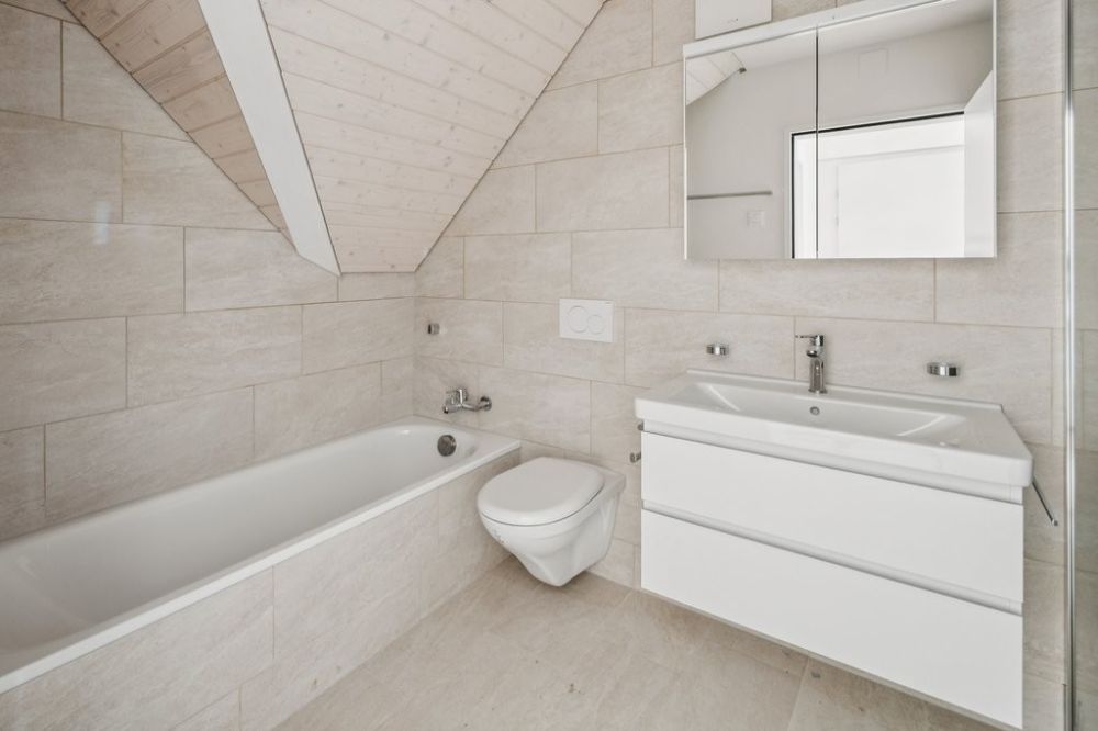 ERSTBEZUG - MODERN WOHNEN AN RUHIGER LAGE - Nasszelle mit Dusche und Badewanne