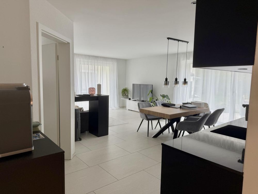 Moderne 3.5-Zimmerwohnung mit wunderschönem Garten und Aussicht - Bild 1