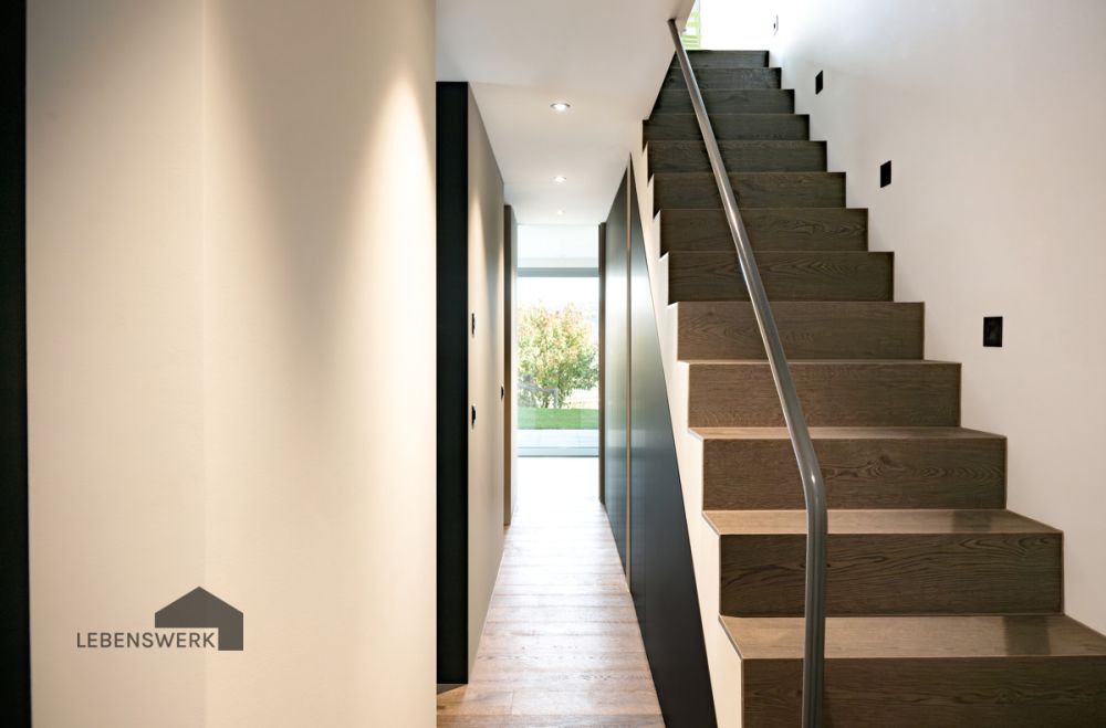 Zuhause am Untersee - für Menschen, die einfach wohnen wollen. Bezirk - Ein stilvoller Treppenaufgang dezent mit eleganten Wandspots beleuchtet  ein Highlight auf dem Weg ins Obergeschoss