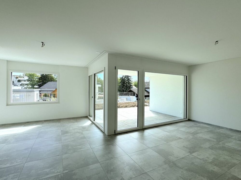 GROSSZÜGIGE PARTERREWOHNUNG MIT GEDECKTEM SITZPLATZ - Bild 2
