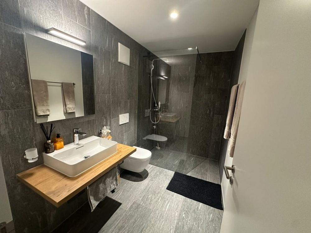 Moderne 4.5-Zimmer-Wohnung beim Bahnhof Cazis - Badezimmer.JPG