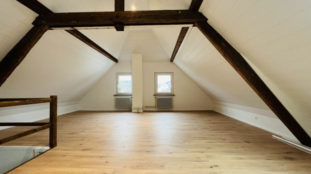 Neu renoviertes 6-Zimmer Doppelhaus mit Parkplätzen, Sitzplatz und Garten - Bild 9