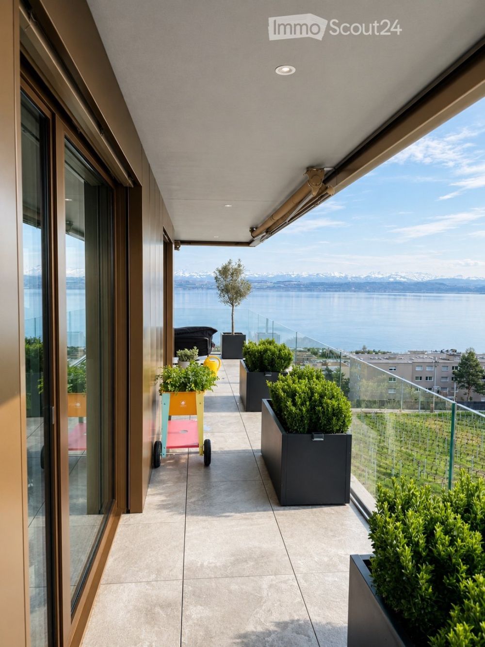 Contemporänes Appartement mit Panoramablick auf den Neuenburgersee - Bild 8
