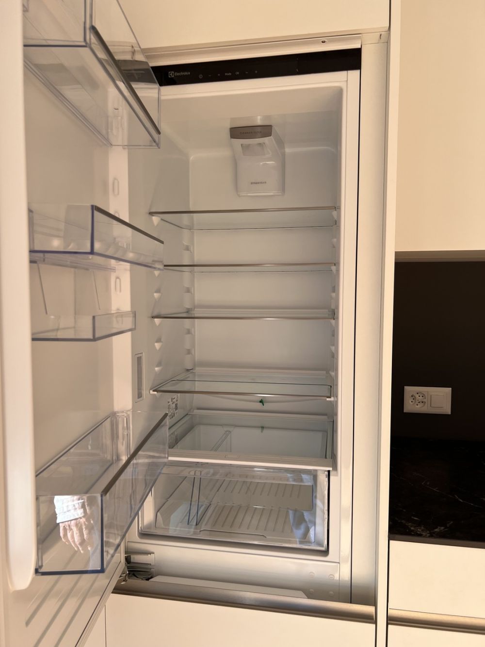 Erstvermietung | Moderne 3.5-Zimmer-Wohnung mit zwei Aussenbereichen & Einstellhallenplatz inklusive - Kühlschrank