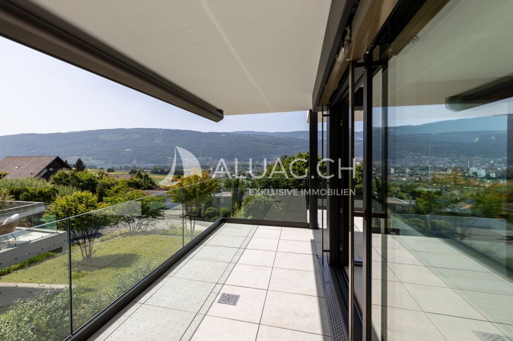 EXKLUSIVE 5.5-ZIMMER-WOHNUNG - Mit atemberaubender Weitsicht und geschützter Überdachung lässt sich hier der Abend stilvoll ausklingen