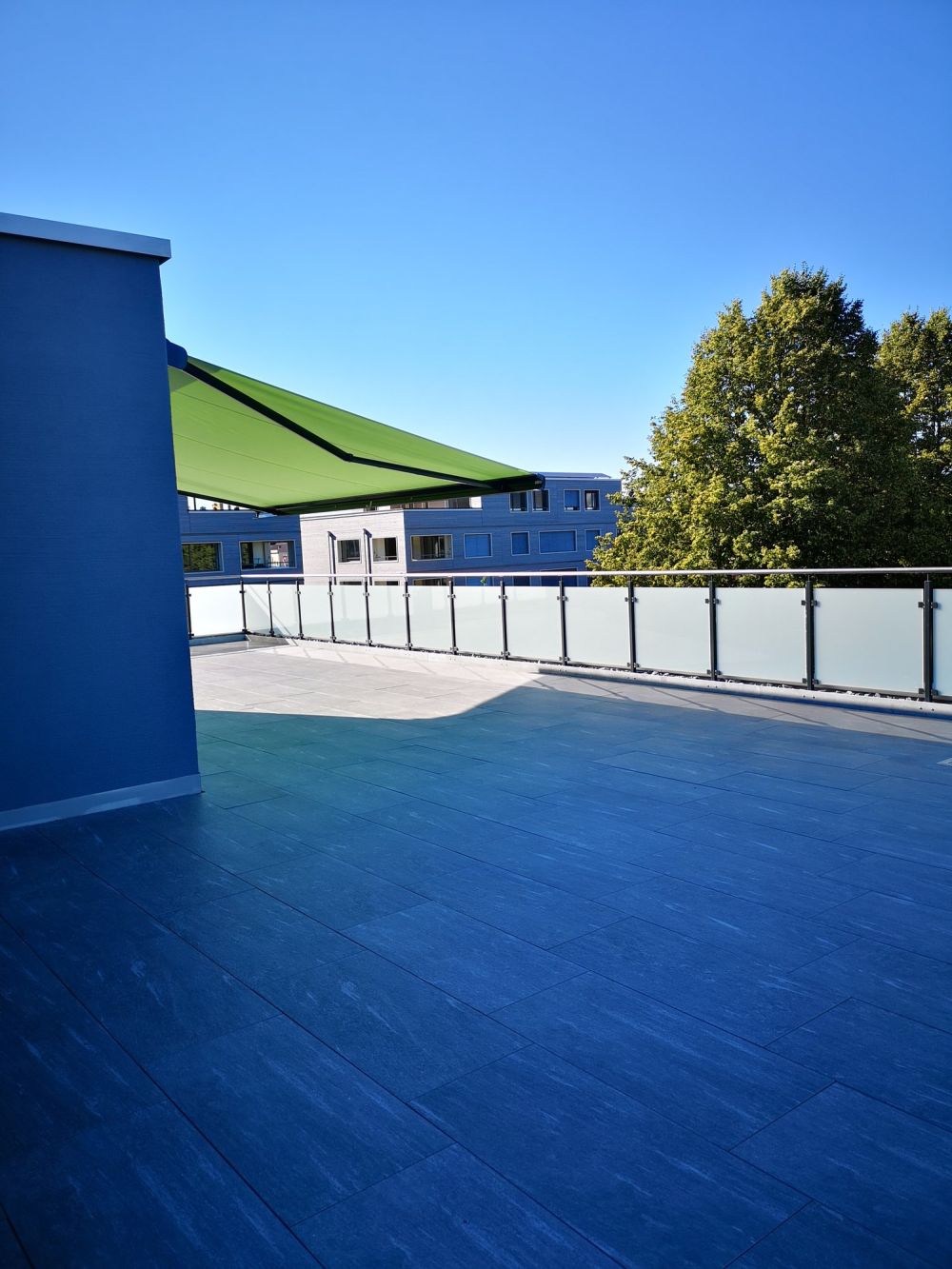Moderne 3.5-Zimmer-Wohnung mit Terrasse und Aussicht - Bild 13