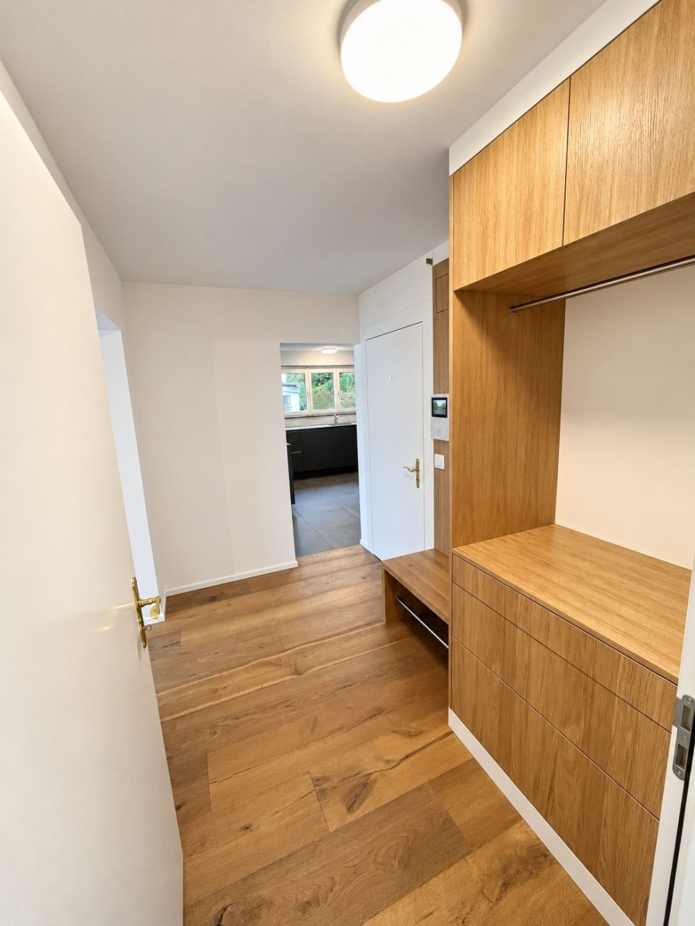 Wohnen mit Weitblick  sanierte 5-Zimmer-Wohnung mit unverbaubarer 180-Seesicht - Die gezeigten Fotos wurden mithilfe künstlicher Intelligenz (KI) bearbeitet und können daher Bild- und Darstellungsfehler aufweisen.