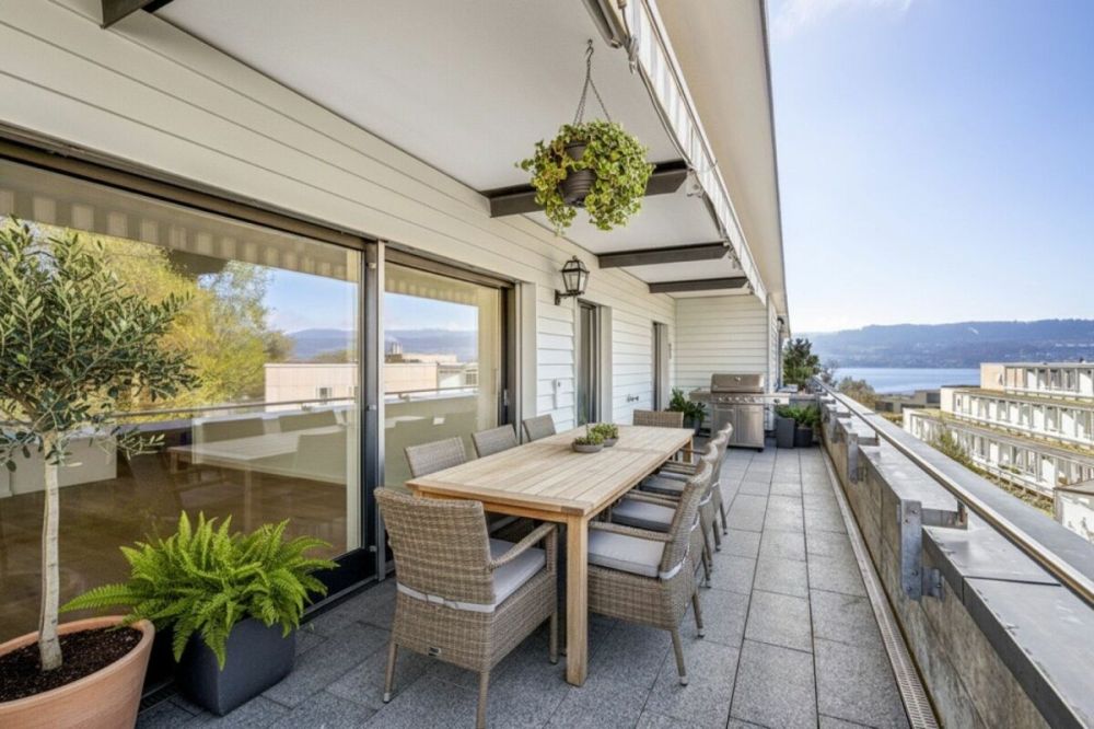 ERSTBEZUG NACH KOMPLETTSANIERUNG AN ZENTRALER LAGE IN MEILEN - ATTIKAWOHNUNG NAHE DEM ZÜRICHSEE - Bild 8