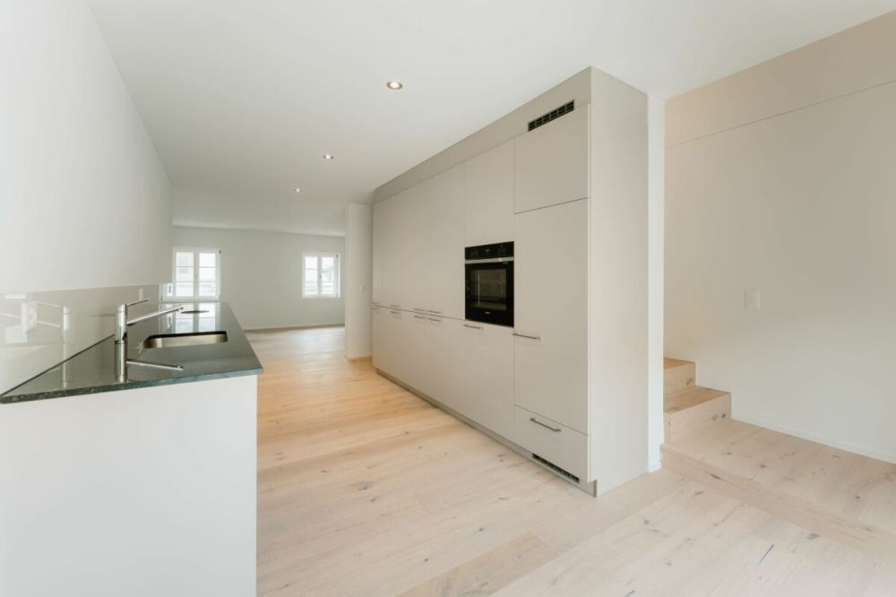 Erstvermietung "Haus Fridolin": Moderne Dach-Maisonettewohnung mit Balkon im Herzen von Glarus - Bild 2