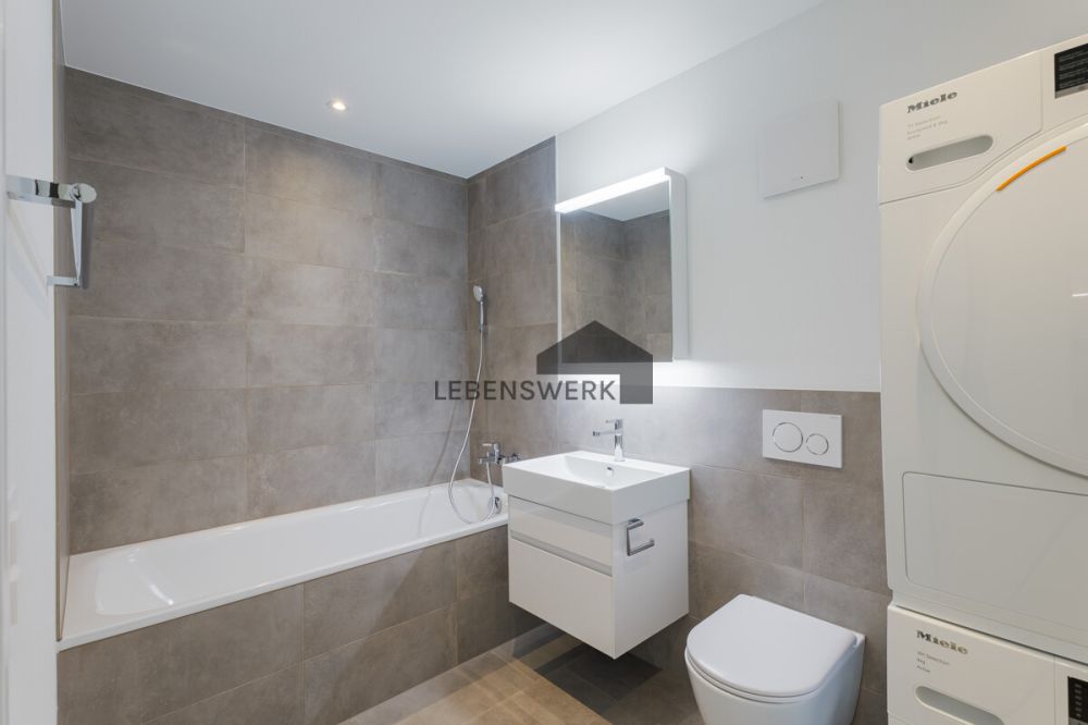 Grosszügige und moderne Wohnung in Kreuzlingen  ca. 149 m² Wohnfläche - Modernes Badezimmer mit Badewanne und praktischer Waschturm-Lösung  komfortabel und funktional gestaltet.