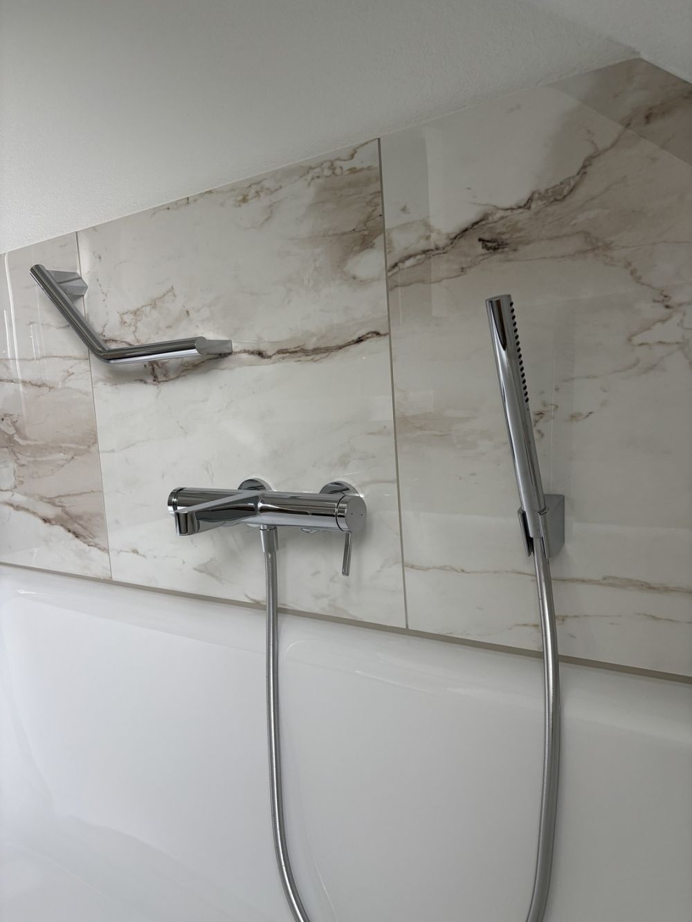 Large 4.5‑room attic apartment (180 m²) – ideal for expats or 2–3 person WG, 20 - 25 min to Basel - Bathtub