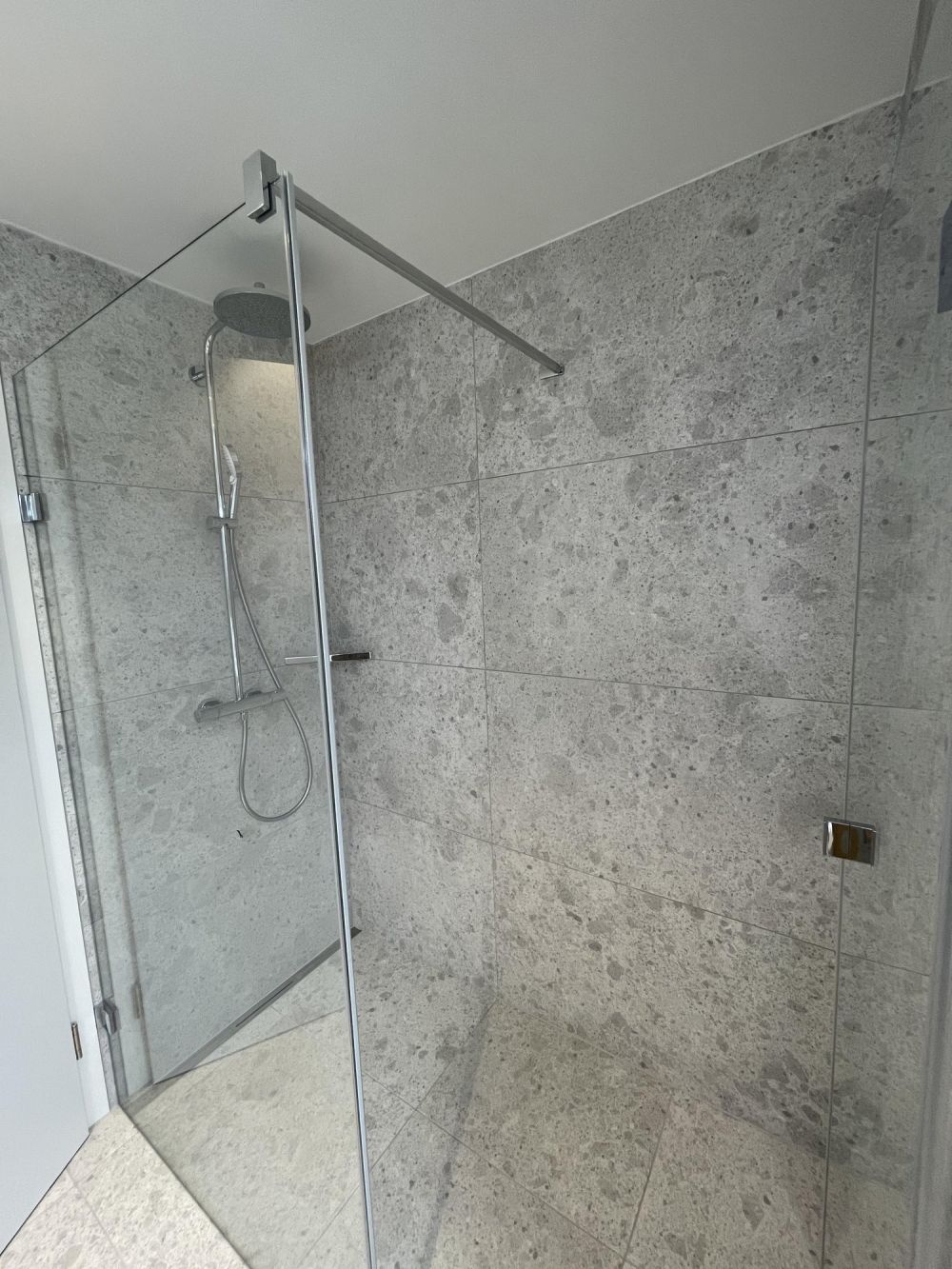 Traumhafte 3.5-Zimmer-Wohnung mit grosser Terrasse und direktem Zürichsee-Blick! - Bild 10