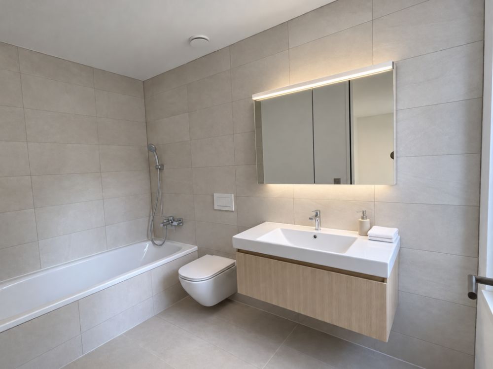 Exklusive 3.5-Zimmer-Gartenwohnung mit grosszügigem 100 m² Privatgarten - Badezimmer en suite mit Dusche, WC und Lavabo