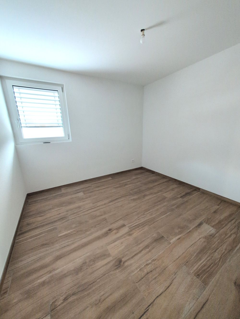 Belle opportunité ! Très bel appartement de 3 pièces 1/2, avec terrasse, à louer à Saxon ! - Bild 8