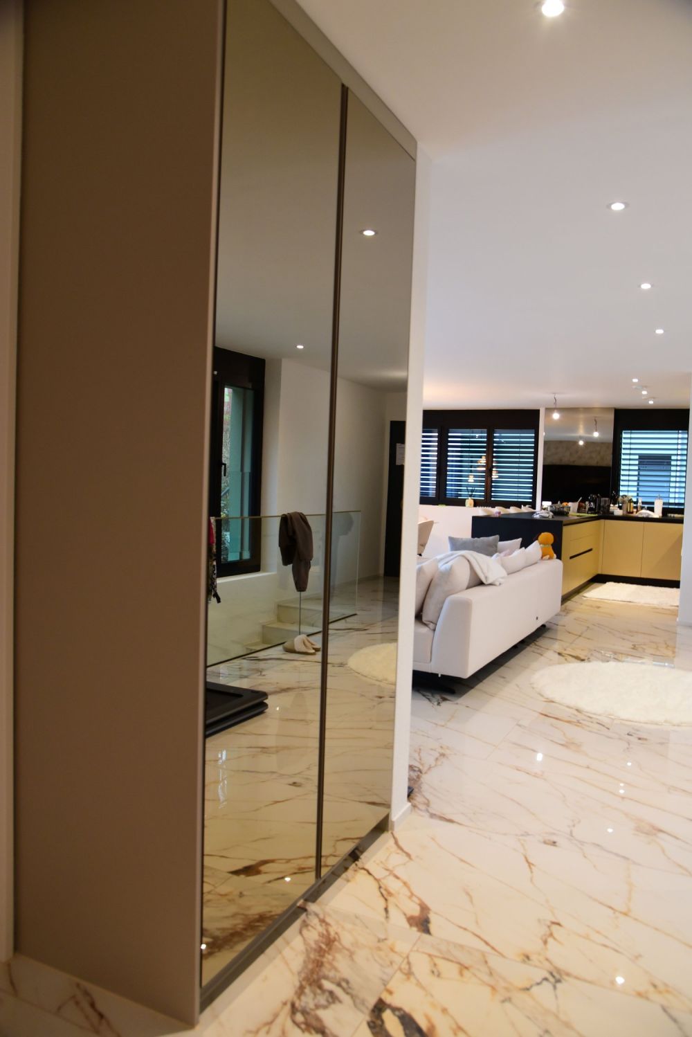 WG-Zimmer mit Terrasse & Whirlpool – Brugg - Bild 9