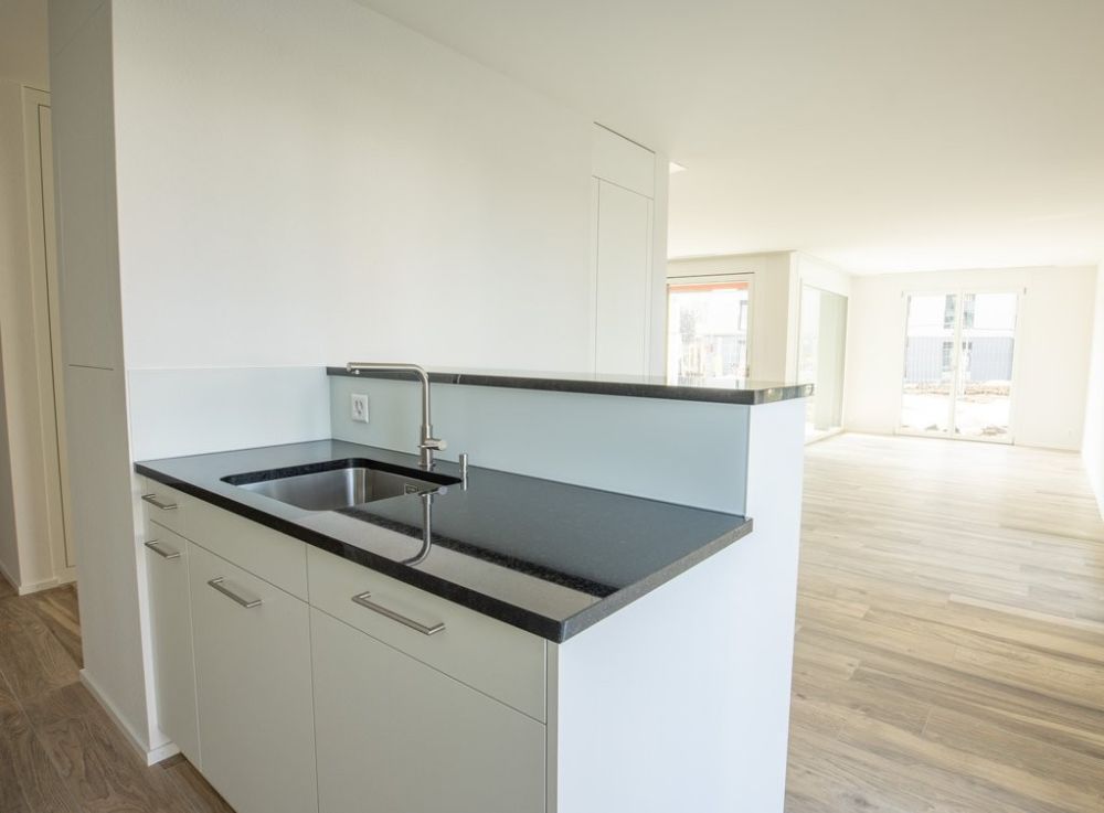 Grosszügige, helle Wohnung mit Sitzplatz und eigener Waschküche - Küche