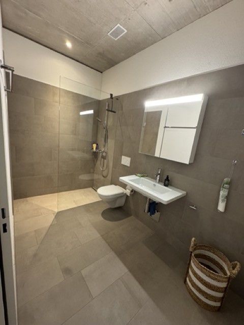 Moderne 2.5-Zimmer-Wohnung in Zürich-Altstetten  Neubau mit Dachterrasse, teilmöbliert (vorerst 1 Jahr, danach Option zur Übernahme) - Bild 4