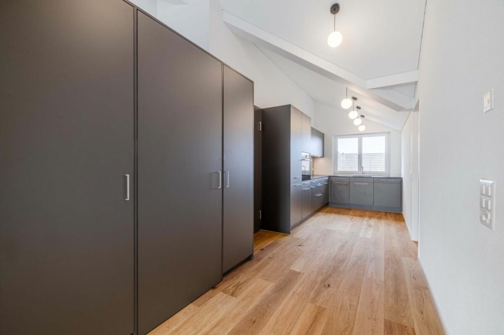 ruhig gelegene 3.5-Zi. Neubau-Dachwohnung mit Blick ins Grüne - Bild 5