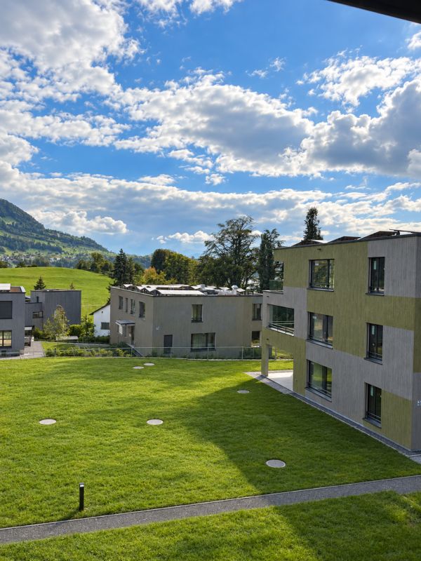 Traumhafte 3.5-Zimmer-Wohnung mit Rigiblick im Erstbezug - Herrliche begrünte Wohnanlage