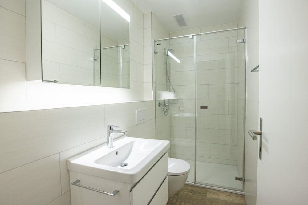 Grosszügige, helle Wohnung mit Balkon und eigener Waschküche - Dusche