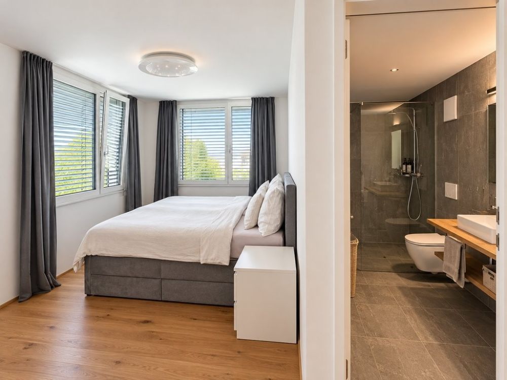 Moderne 4.5-Zimmer-Wohnung beim Bahnhof Cazis - Schlafzimmer_2.png