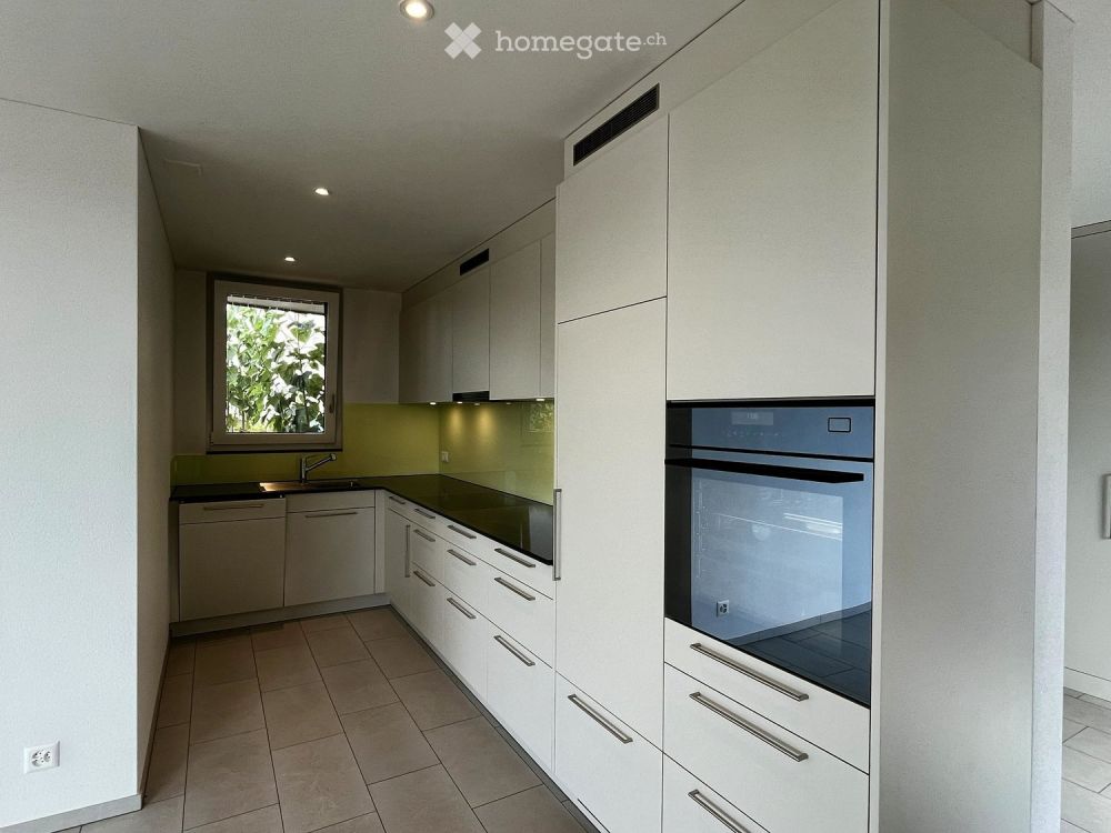 Moderne freistehende 2.5-Zimmer-Neubauwohnung mit gedecktem Balkon und kleinem Gartensitzplatz - Bild 3